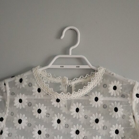 Shein Women's Sz XS White Embroidered Daisy Mesh Short Sleeve Cropped Lace Top - Picture 4 of 10